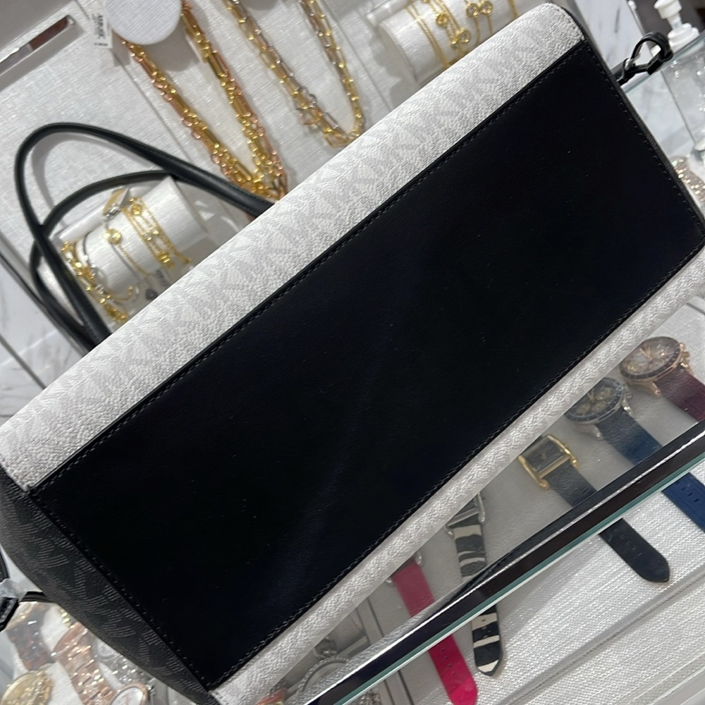 Michael Kors Voyager Large Color-Block Signature Logo Tote Bag
Optic White NWT - Picture 6 of 16